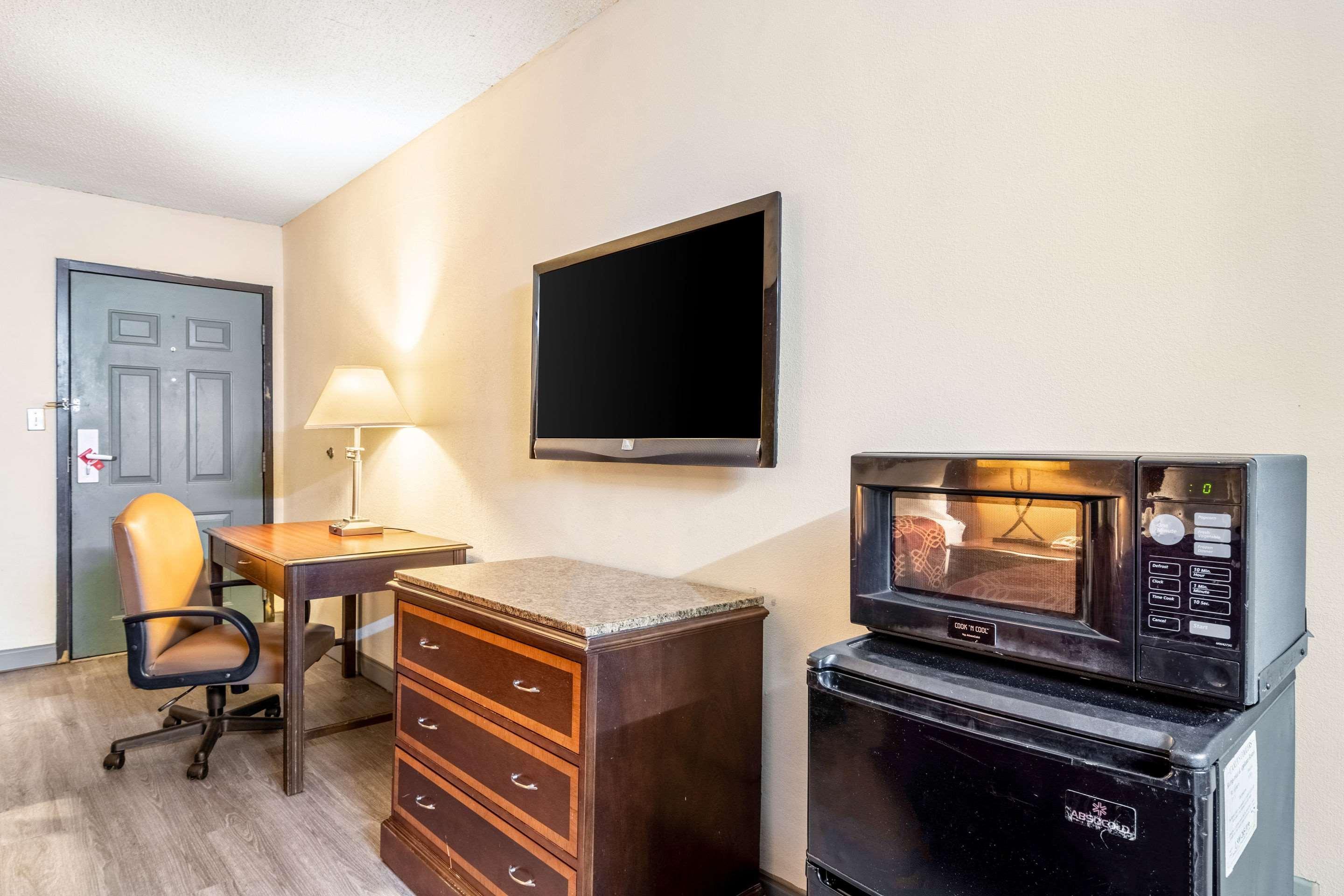 Econo Lodge Акуърт Екстериор снимка
