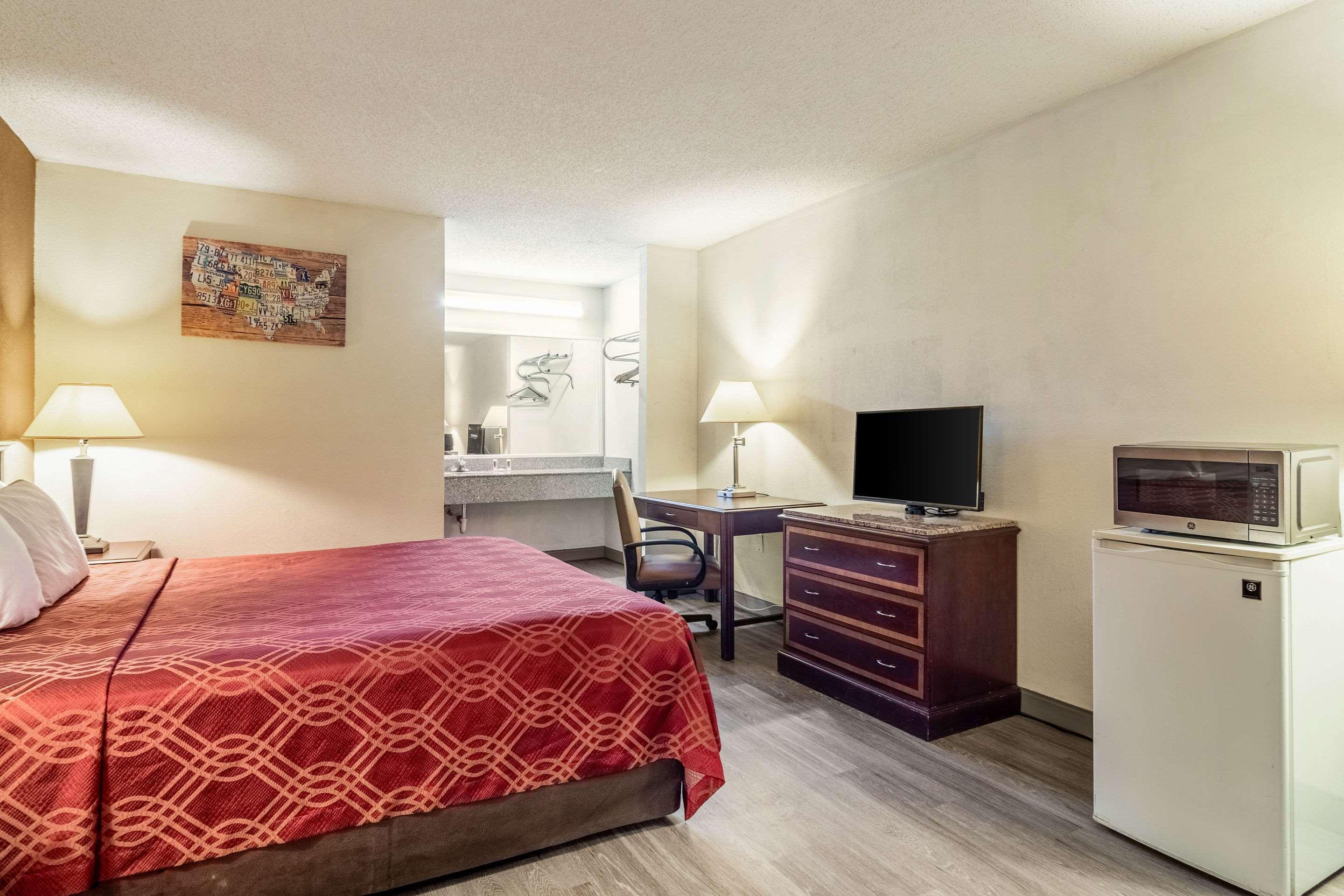 Econo Lodge Акуърт Екстериор снимка