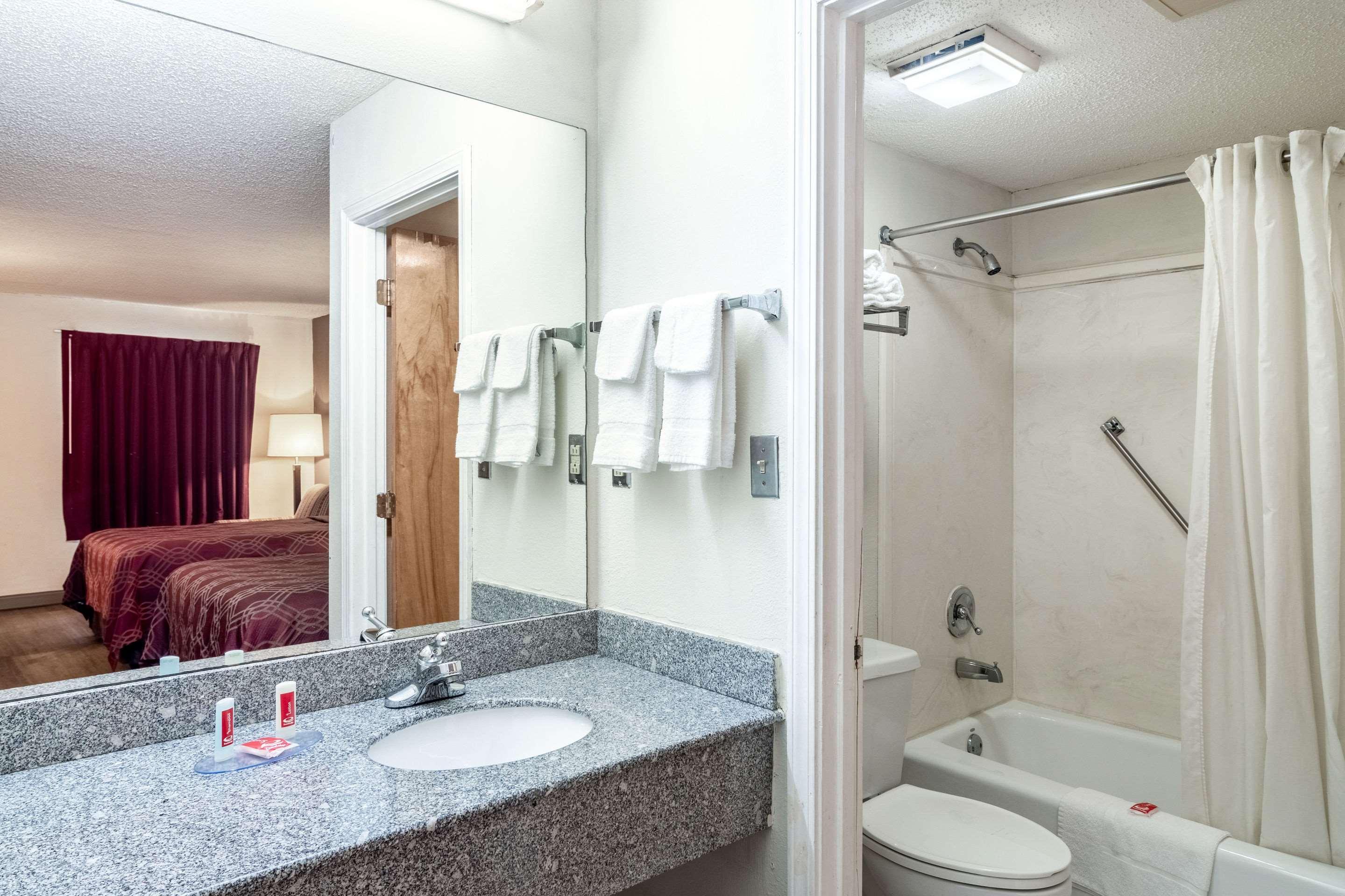 Econo Lodge Акуърт Екстериор снимка